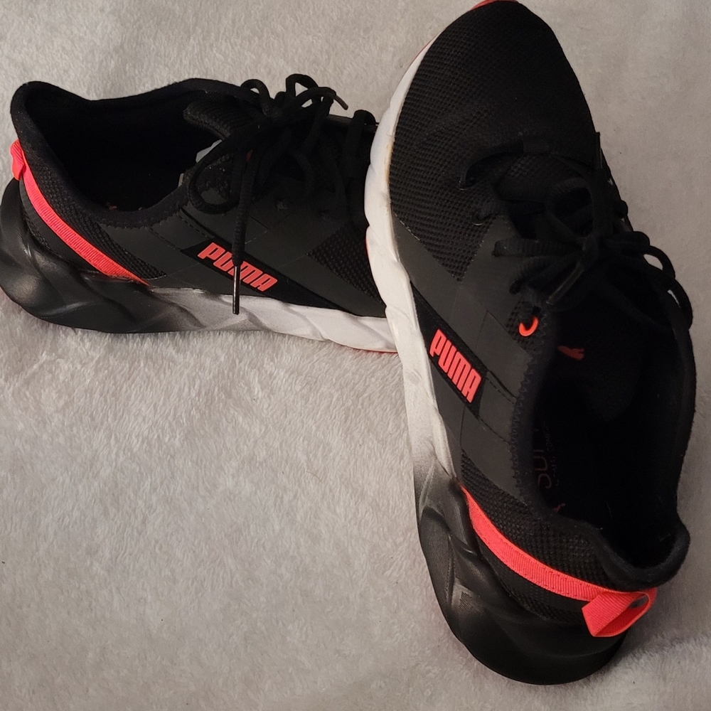Puma Black Sneakers with bright pink Accents Sz 9 Read Post